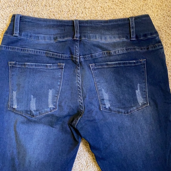 KanCan Wms Jeans. Size 9/ 28. Dark jeans. Distressed detail. GREAT CONDITION. - Picture 7 of 10